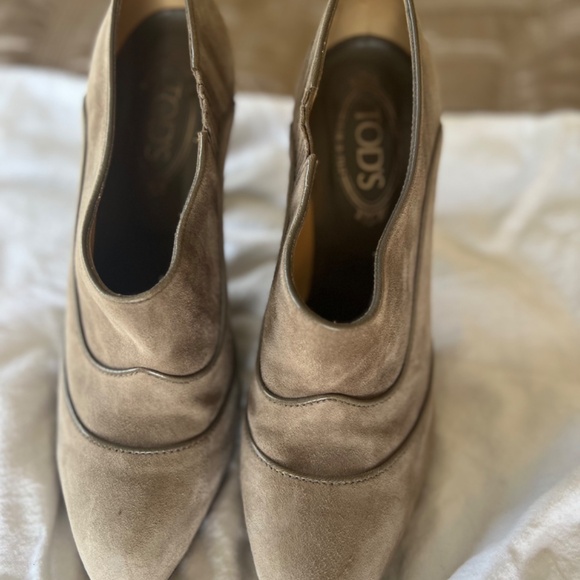 Tod’s suede ankle booties in great condition - Picture 2 of 6